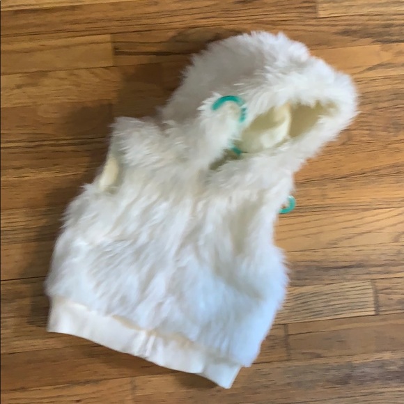 Gymboree Other - Girls hooded furry white vest